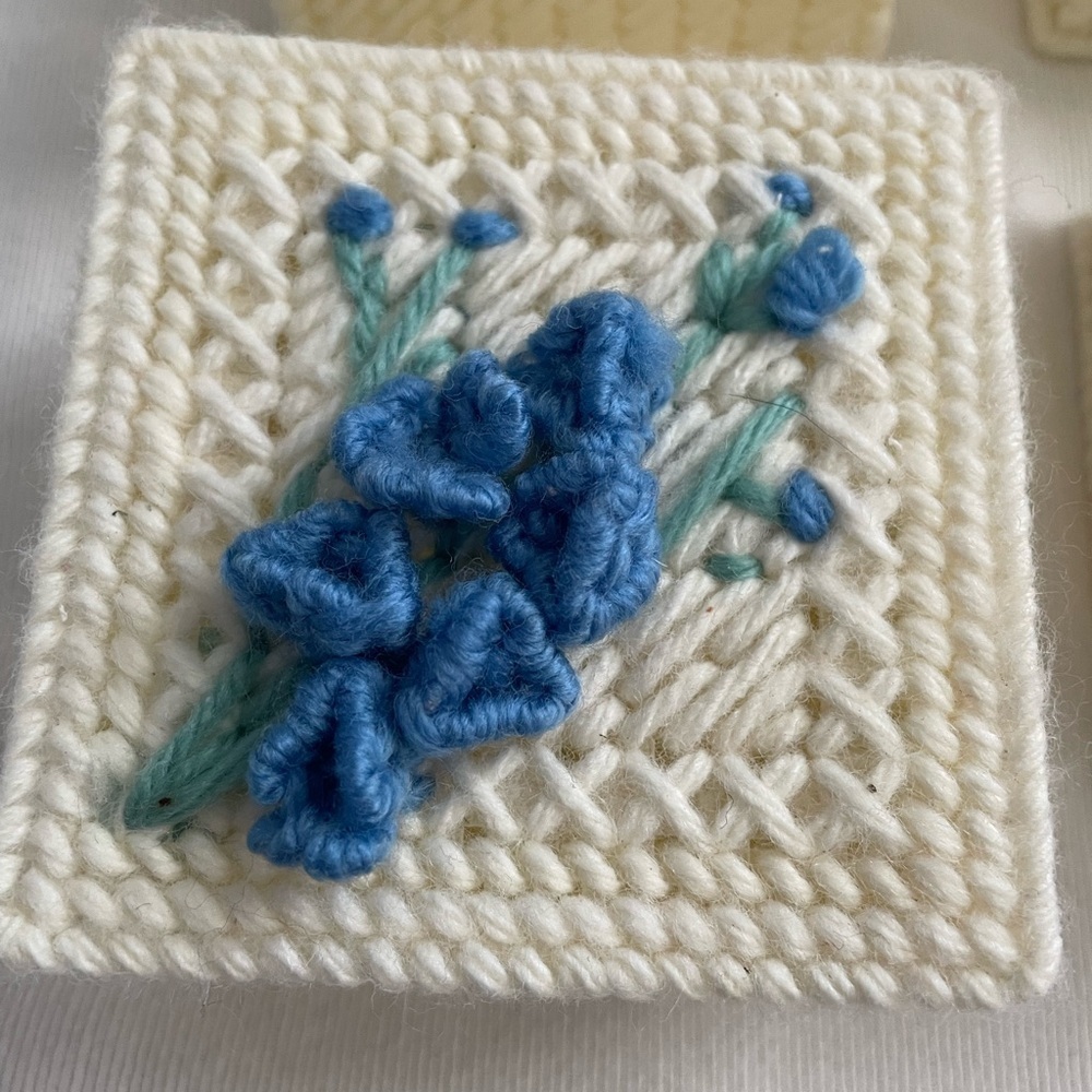Set of 6 Handmade Plastic canvas & Yarn Floral Trinket Boxes - Picture 7 of 11